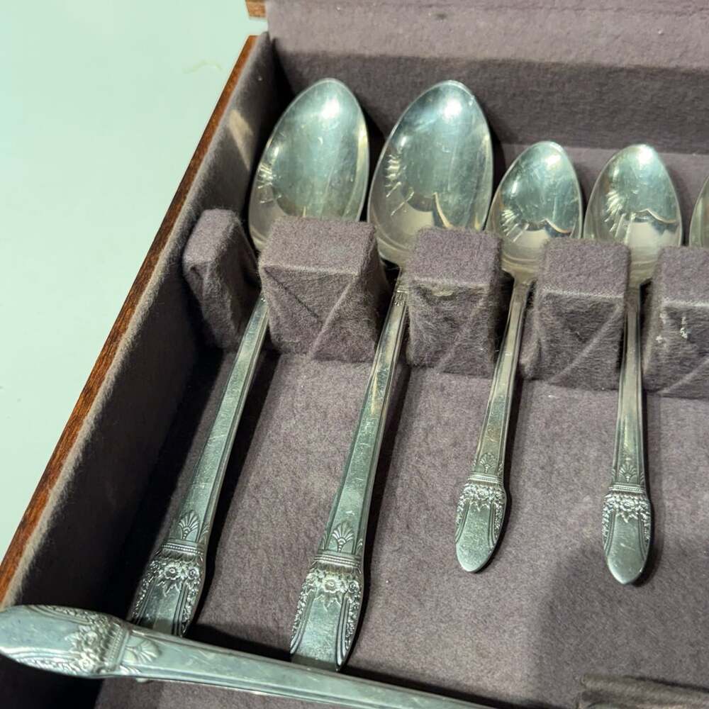1847 Rogers Bros First Love Silverplate Flatware Set with Wood Chest 20pies set - Picture 9 of 15